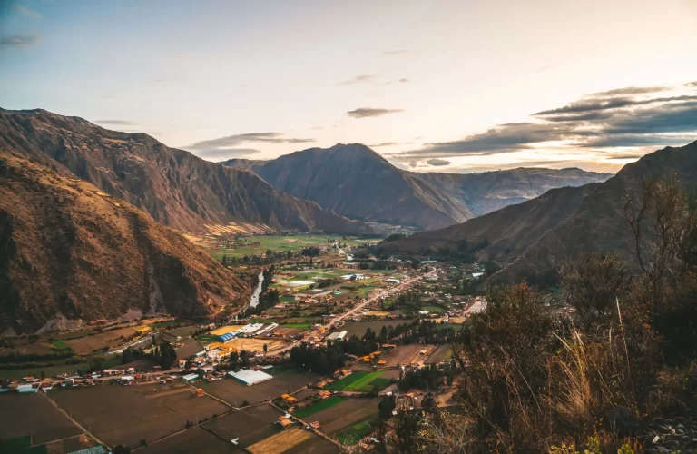 Vista de la Plaza de Armas de Cusco durante un recorrido de 8 días por la ciudad histórica.