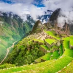 Visitantes explorando las ruinas de Machu Picchu como parte del tour de 8 días por Cusco.