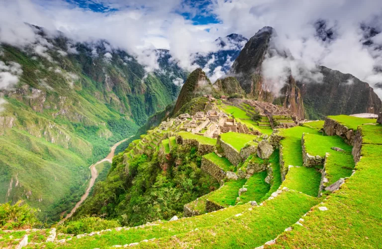 Visitantes explorando las ruinas de Machu Picchu como parte del tour de 8 días por Cusco.