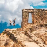 Mujer andina con atuendo tradicional tejiendo en la comunidad de Chinchero.