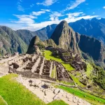 Vista clásica de Machu Picchu con la montaña Huayna Picchu