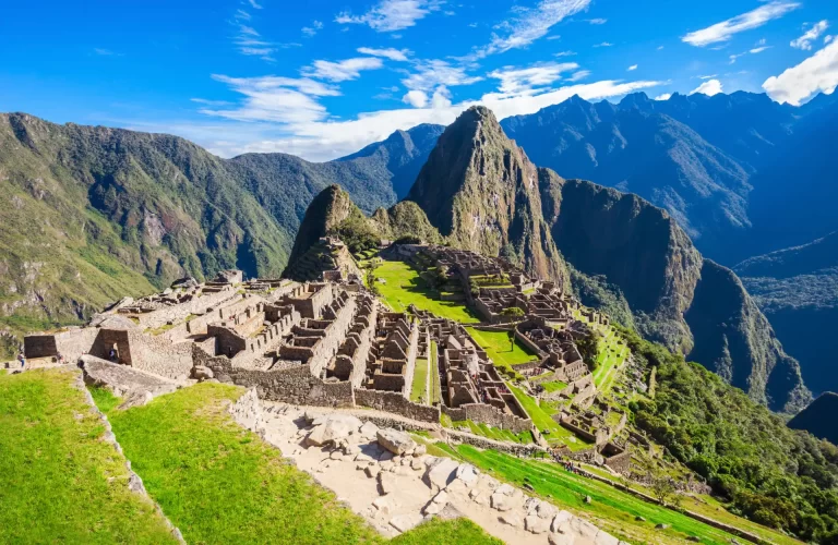 Vista clásica de Machu Picchu con la montaña Huayna Picchu