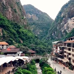 Pueblo de Aguas Calientes junto al río, puerta de entrada a Machu Picchu