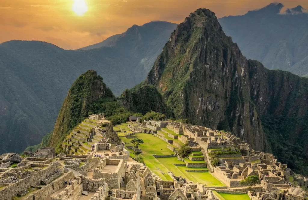 Cusco Incaico - Vista de Machu Picchu desde la Puerta del Sol con montañas verdes alrededor.