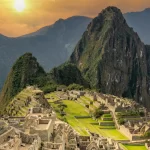Cusco Incaico - Vista de Machu Picchu desde la Puerta del Sol con montañas verdes alrededor.