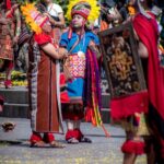 Cortejo inca con estandartes en la Plaza de Armas durante el Inti Raymi