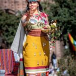 Coya o reina inca con flores en la ceremonia del Inti Raymi en Cusco