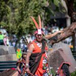 Guerrero inca con penacho de plumas en la fiesta del Inti Raymi en Cusco