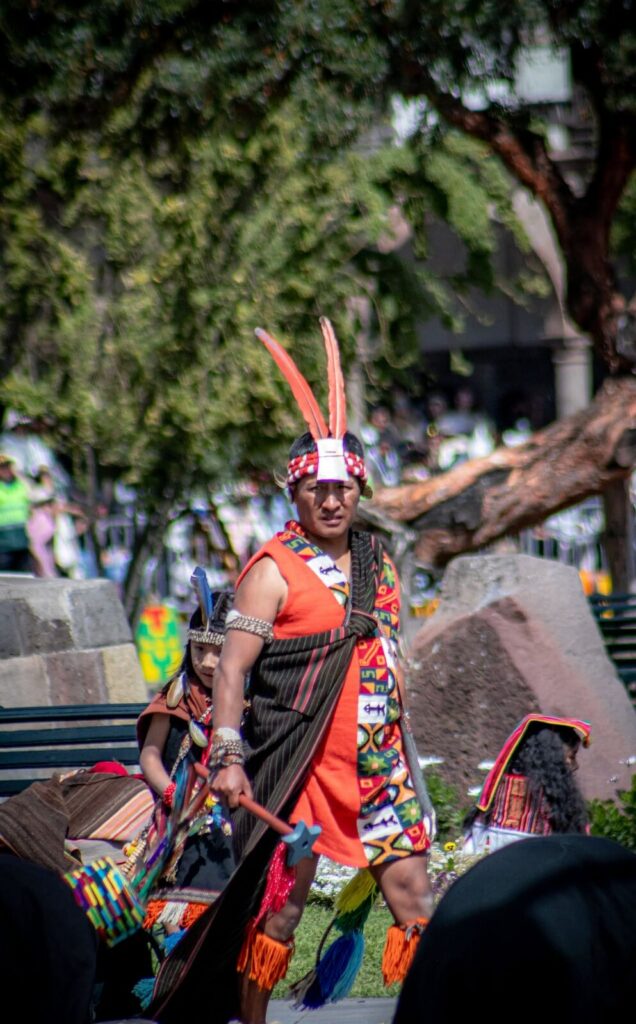 Guerrero inca con penacho de plumas en la fiesta del Inti Raymi en Cusco