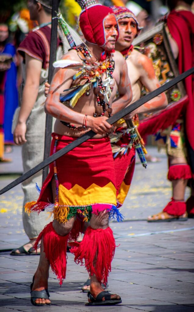 Danza de guerreros incas durante el Inti Raymi en la Plaza de Armas del Cusco