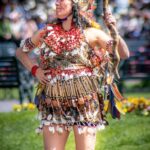 Danzante con traje de plumas y arco en el Inti Raymi, Cusco