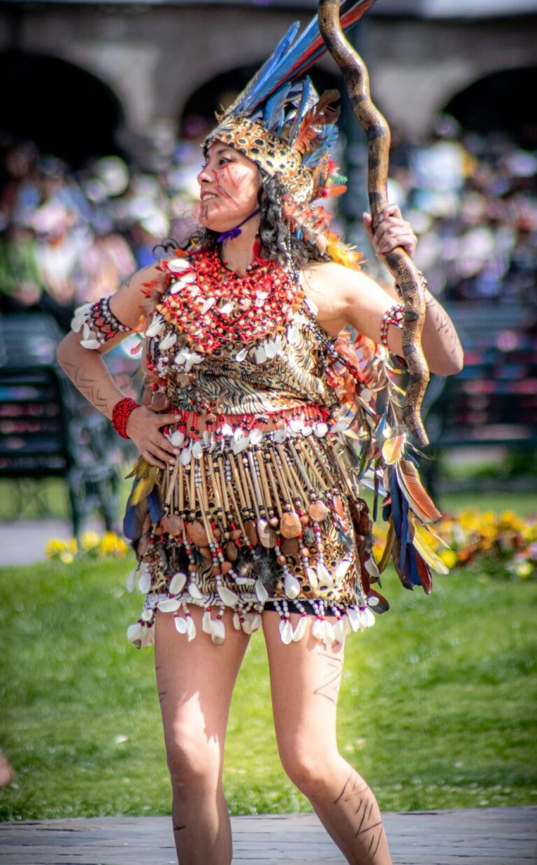 Danzante con traje de plumas y arco en el Inti Raymi, Cusco