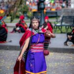 Danzante con traje típico andino en la Plaza de Armas durante el Inti Raymi