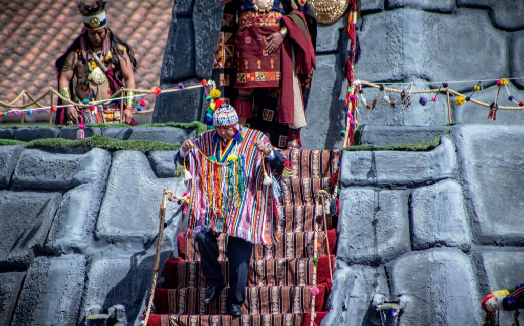 Primera escena del Inti Raymi frente a los muros incas del Qoricancha