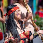 Mujer con vestimenta inca y vincha roja en la celebración del Inti Raymi