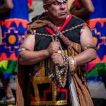 Noble inca con traje ceremonial y tocado en el Inti Raymi del Cusco