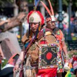 Nobles incas con escudo y penachos en el desfile del Inti Raymi
