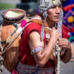 Personaje inca cargando una tinaja en la fiesta del Inti Raymi