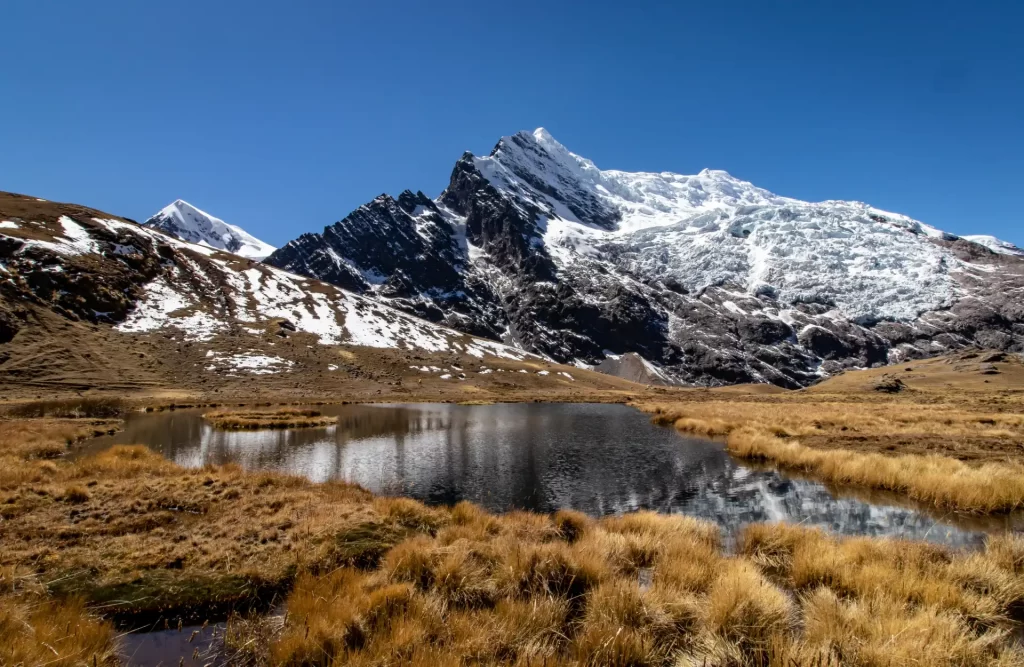 Laguna glaciar al pie del Ausangate, uno de los apus más venerados del Cusco