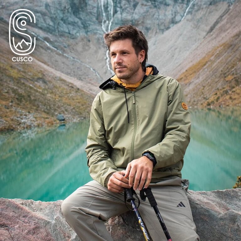 Viajero con bastones de trekking en la orilla de la Laguna Humantay