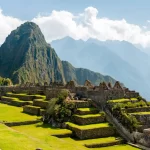 Machu Picchu Increíble - Viajero observando Machu Picchu desde la Puerta del Sol.