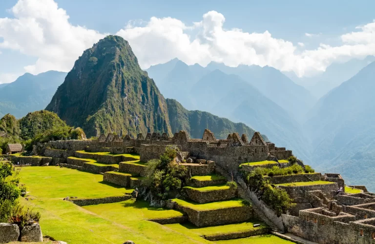 Machu Picchu Increíble - Viajero observando Machu Picchu desde la Puerta del Sol.