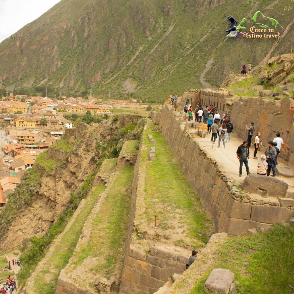 Andenes y muros incas de la fortaleza de Ollantaytambo con el pueblo al fondo
