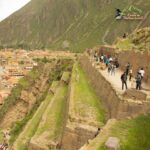 Andenes y muros incas de la fortaleza de Ollantaytambo con el pueblo al fondo