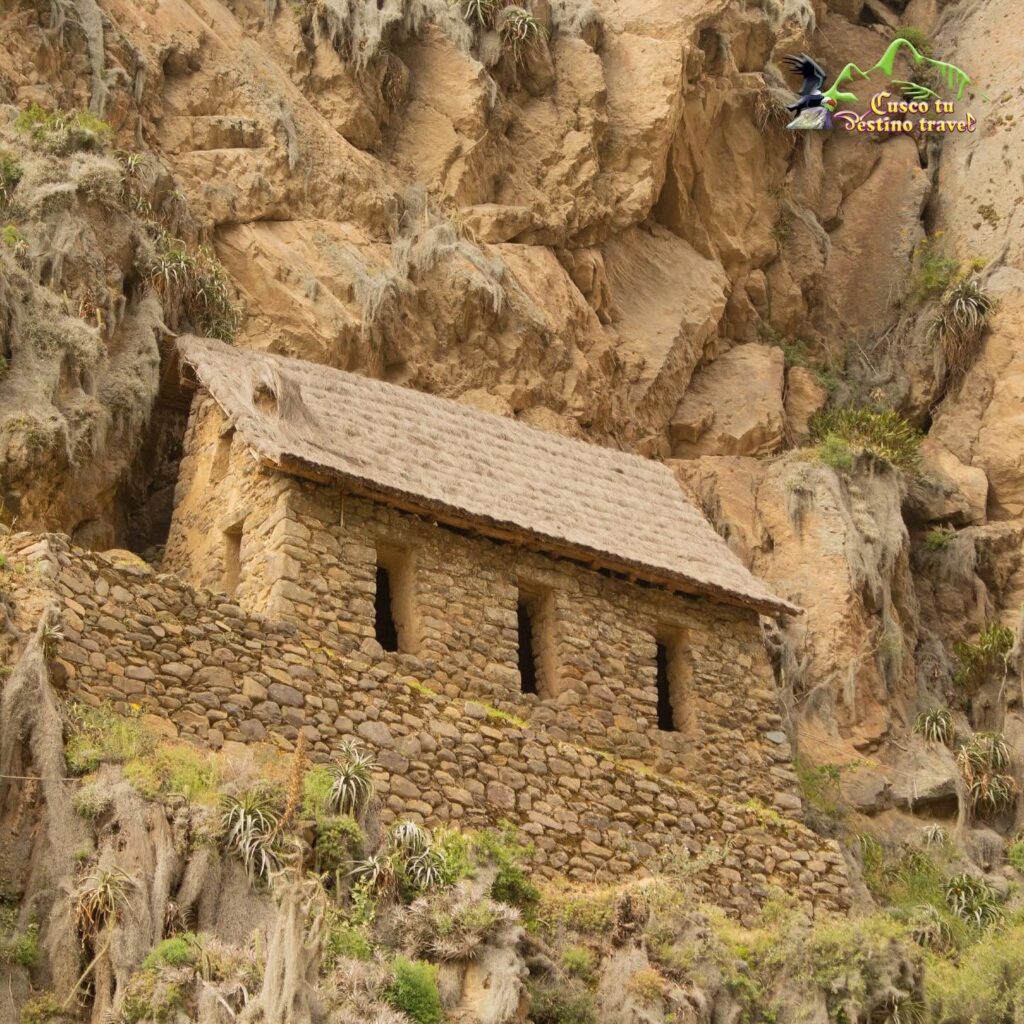 Qolqas o depósitos incas de Pinkuylluna en la montaña de Ollantaytambo