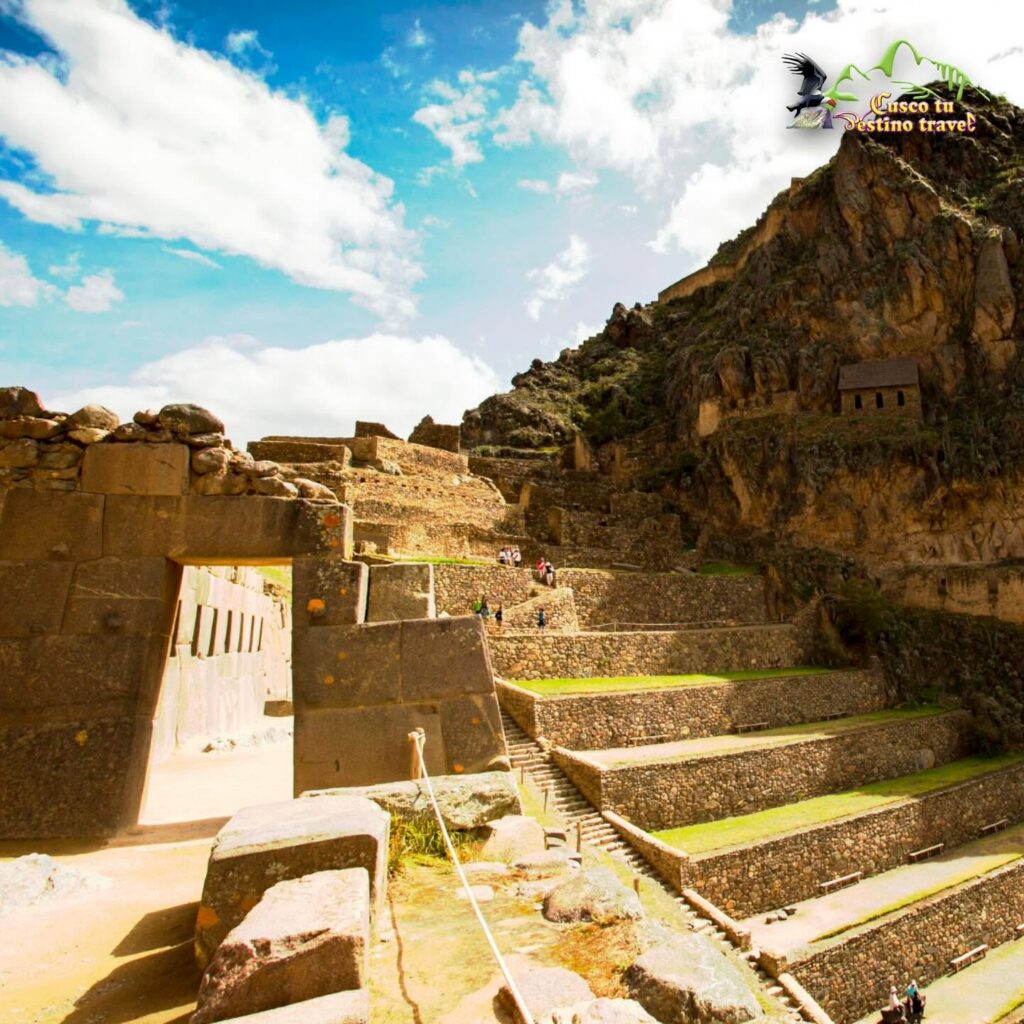 Andenes y portada del Templo del Sol en la fortaleza de Ollantaytambo, Cusco