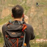 Viajero fotografiando los andenes incas de Ollantaytambo en el Valle Sagrado