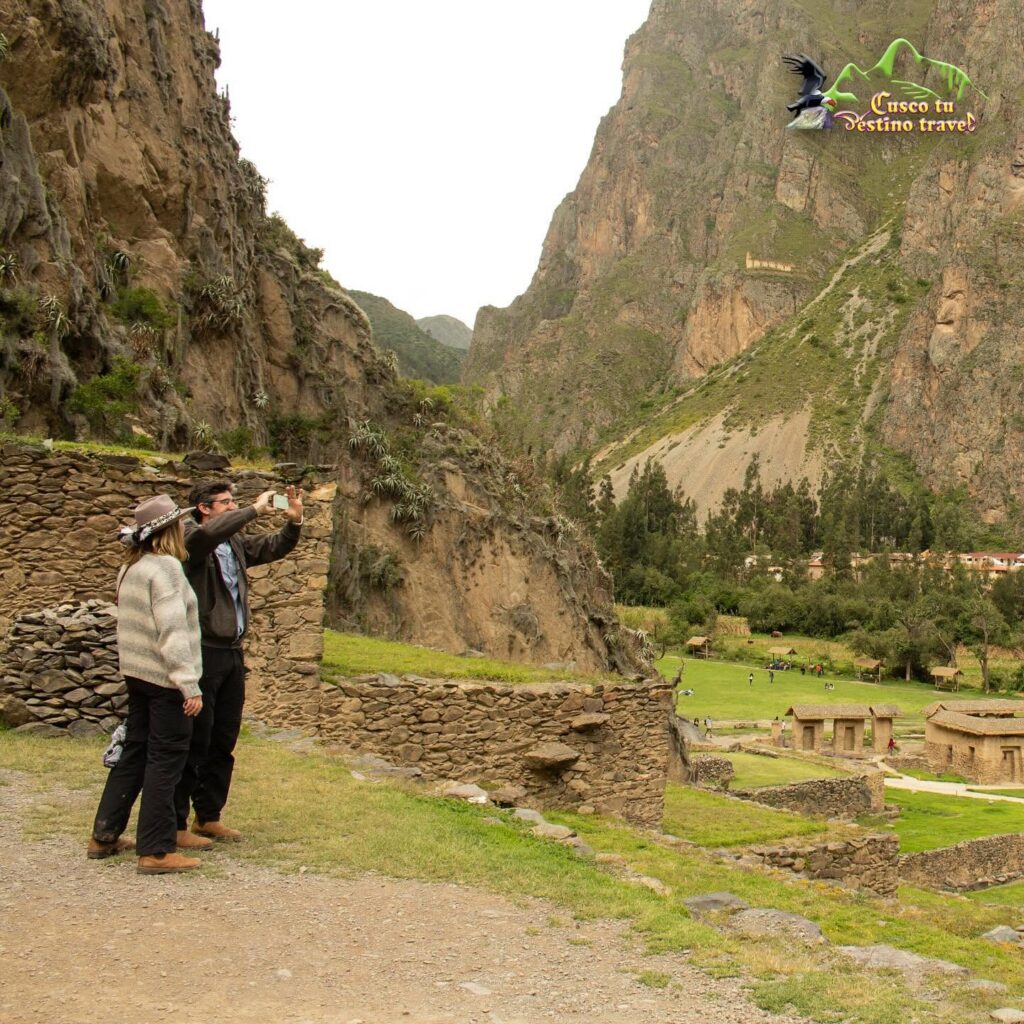 Viajeros con su guía frente a la montaña Pinkuylluna en Ollantaytambo