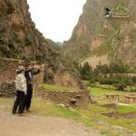 Viajeros con su guía frente a la montaña Pinkuylluna en Ollantaytambo