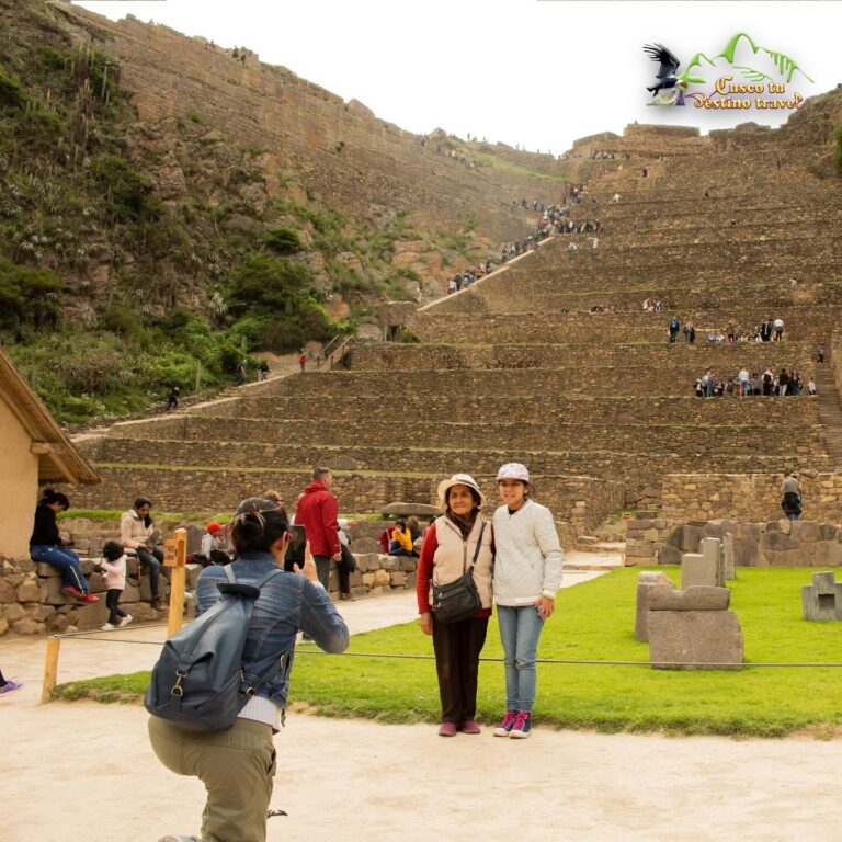 Viajeros de nuestro tour recorriendo los andenes de Ollantaytambo