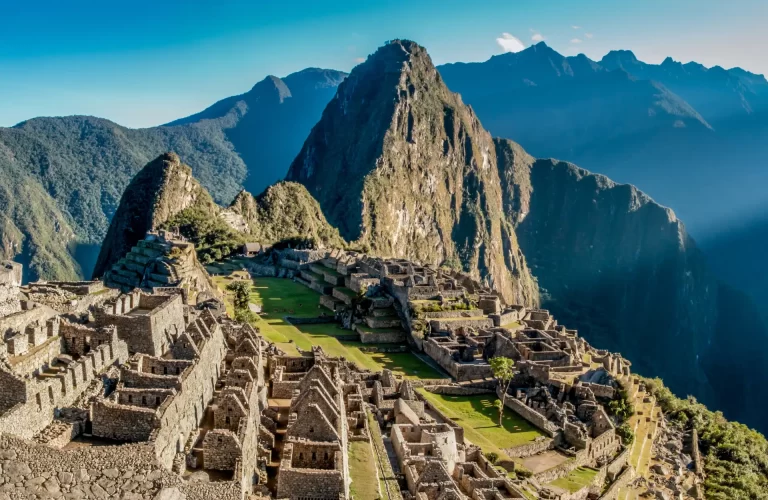 Terrazas incas en el sitio arqueológico de Pisac con vistas al Valle Sagrado.