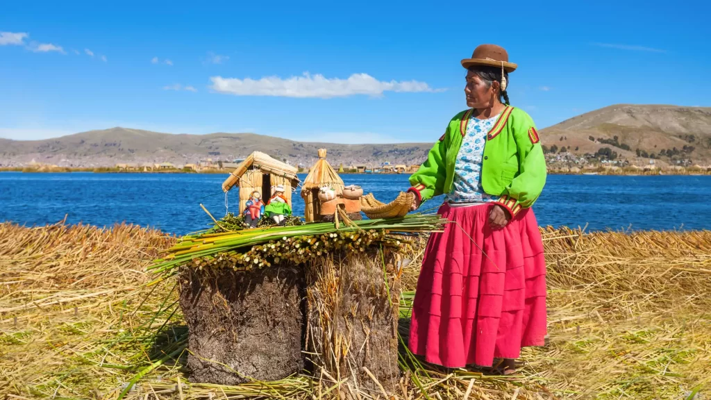 Pobladora de las islas flotantes de los Uros en el lago Titicaca, Puno