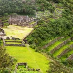 Sendero hacia Choquequirao, un trek que atraviesa el hermoso paisaje andino.