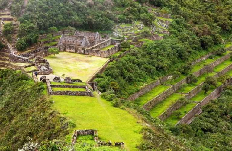 Sendero hacia Choquequirao, un trek que atraviesa el hermoso paisaje andino.