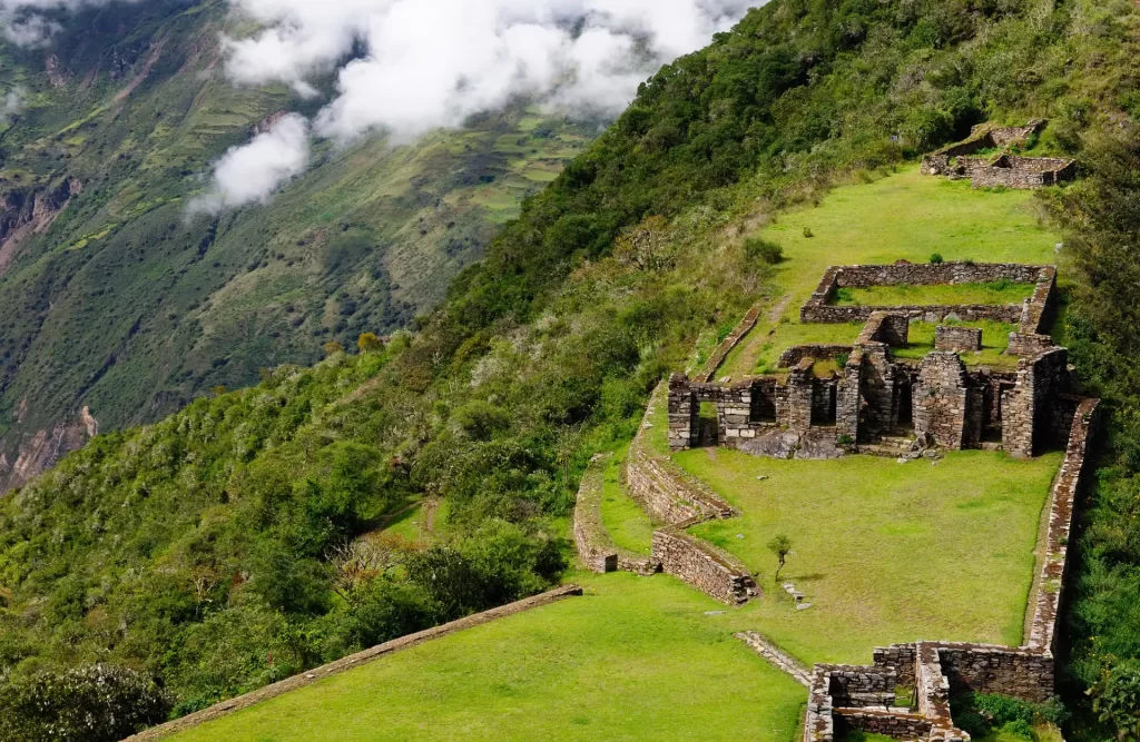 Ruinas de Choquequirao, una de las ciudades perdidas más fascinantes del Imperio Inca.