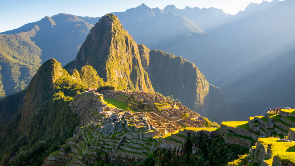 Camino hacia la cumbre de Huayna Picchu con vista de Machu Picchu en temporada seca
