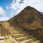 Andenes y portada inca del complejo arqueológico de Ollantaytambo con el cerro al fondo