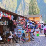 Mercado artesanal de Ollantaytambo con textiles andinos