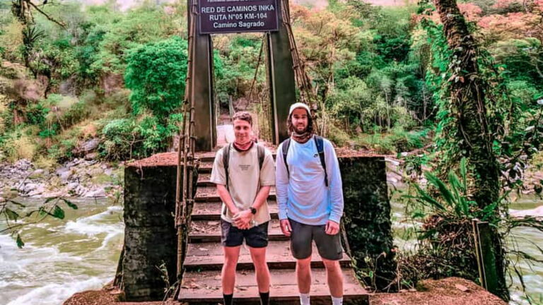 Caminantes en el puente sobre el río Urubamba en el Km 104, al inicio del Camino Inca corto