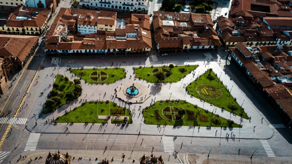 Vista aérea de la Plaza de Armas de Cusco con sus jardines, la fuente central y los portales coloniales