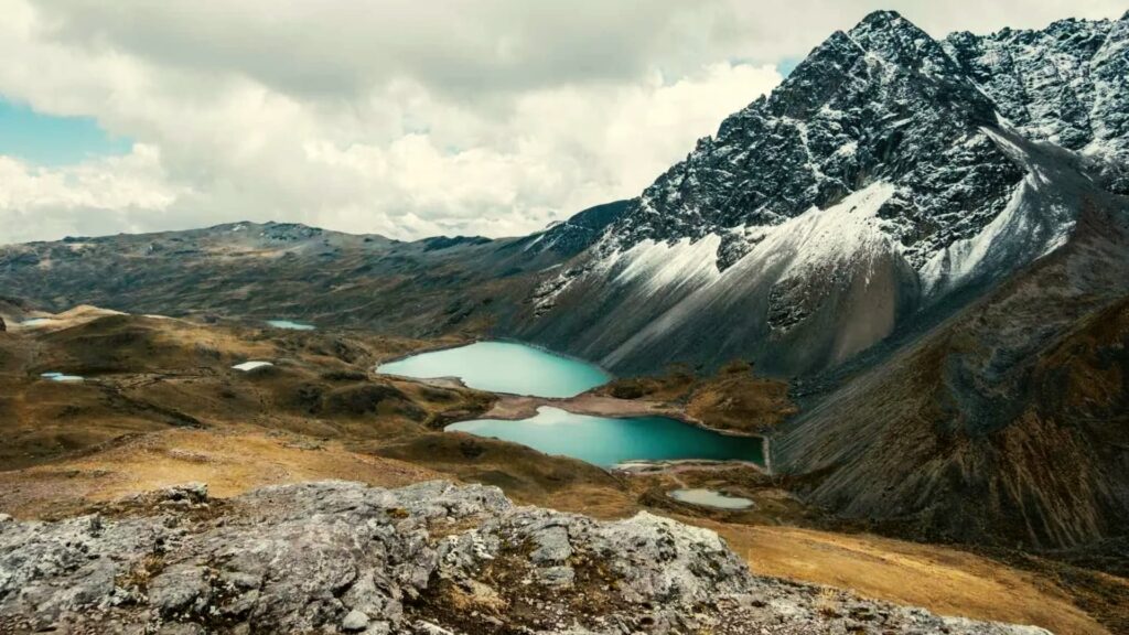 Lagunas turquesas al pie de montañas nevadas en la zona del Ausangate, cerca de la comunidad de Pacchanta