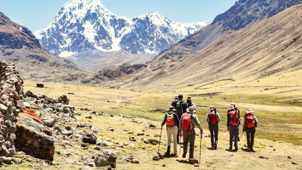 Sendero de alta montaña rodeado de picos nevados en la región Cusco