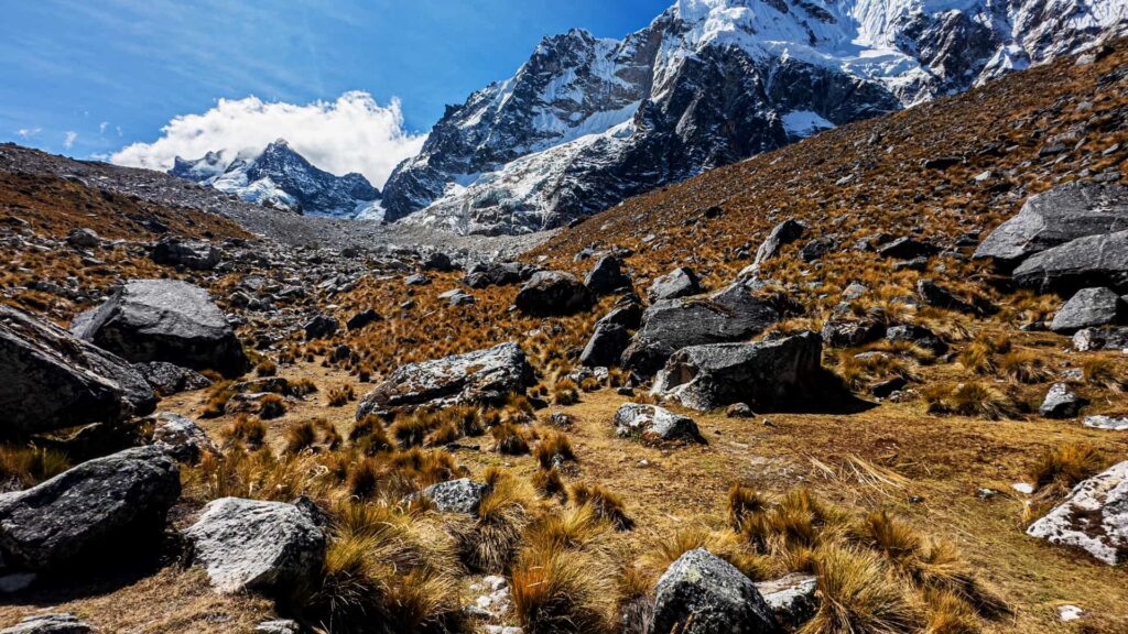 Paisaje andino con montañas y valles en una ruta de trekking en Cusco