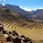 Vista panorámica de las terrazas agrícolas y estructuras incaicas de Pisac, construidas bajo el mandato de Pachacútec - Cusco tu Destino Travel