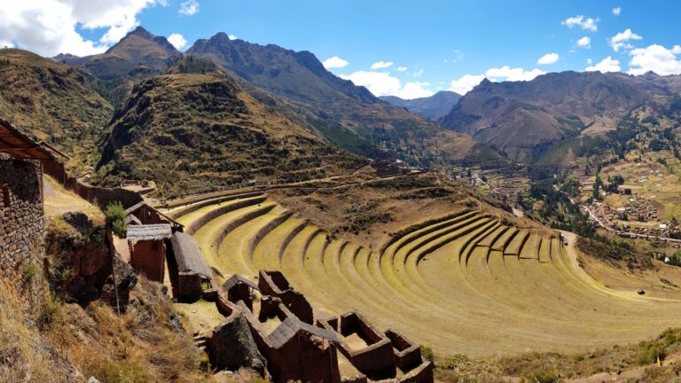 Vista panorámica de las terrazas agrícolas y estructuras incaicas de Pisac, construidas bajo el mandato de Pachacútec - Cusco tu Destino Travel