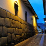 Calle Hatunrumiyoc al atardecer, con muros incaicos construidos durante el gobierno de Pachacútec, símbolo de la arquitectura imperial - Cusco tu Destino Travel